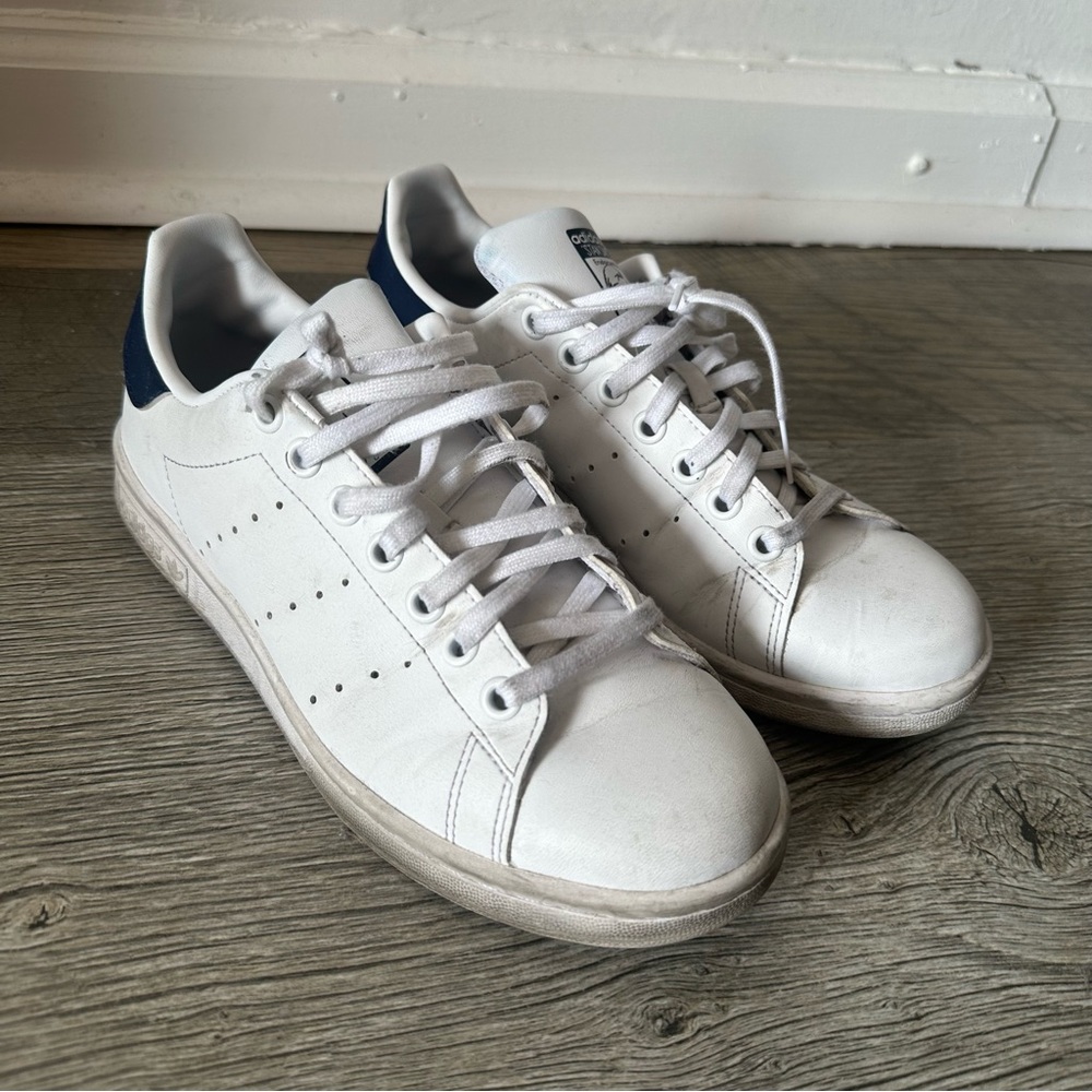 White Leather Men’s Casual Sneakers with Navy Heel Size 6